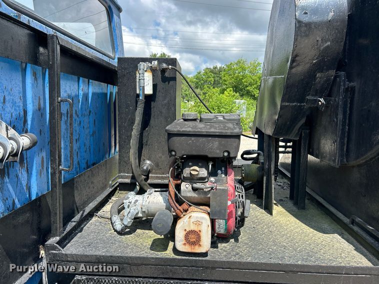 image for item EK8316 1989 International 1734 oil distributor truck