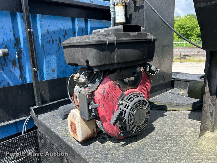 image for item EK8316 1989 International 1734 oil distributor truck