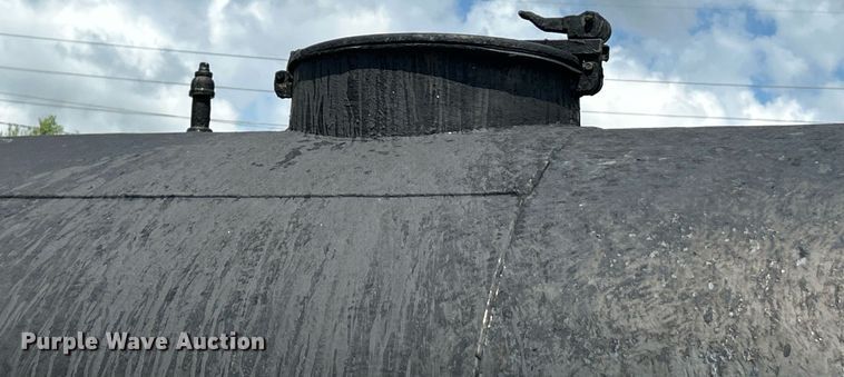 image for item EK8316 1989 International 1734 oil distributor truck