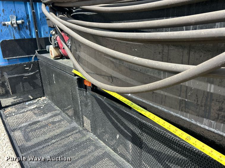 image for item EK8316 1989 International 1734 oil distributor truck