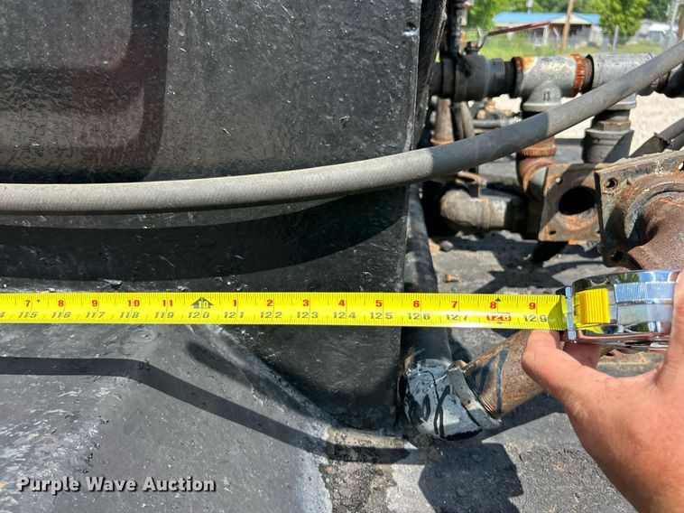 image for item EK8316 1989 International 1734 oil distributor truck