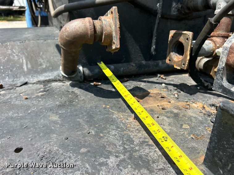 image for item EK8316 1989 International 1734 oil distributor truck