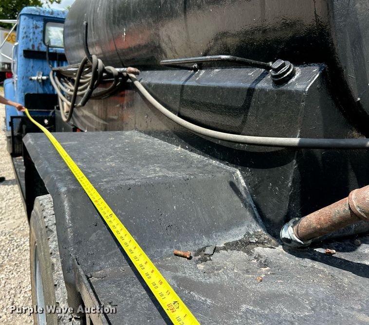 image for item EK8316 1989 International 1734 oil distributor truck