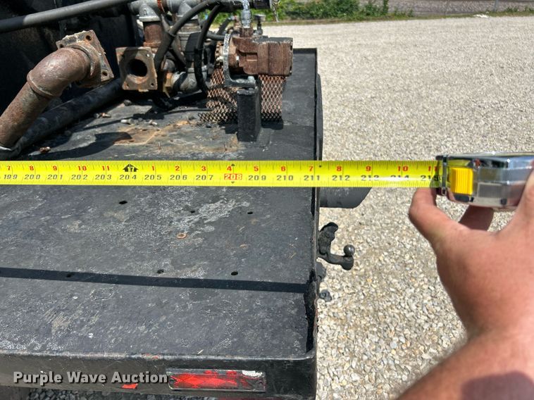 image for item EK8316 1989 International 1734 oil distributor truck