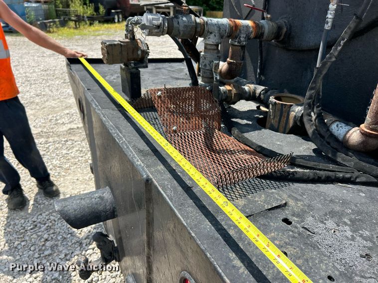 image for item EK8316 1989 International 1734 oil distributor truck