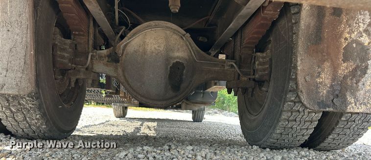 image for item EK8316 1989 International 1734 oil distributor truck