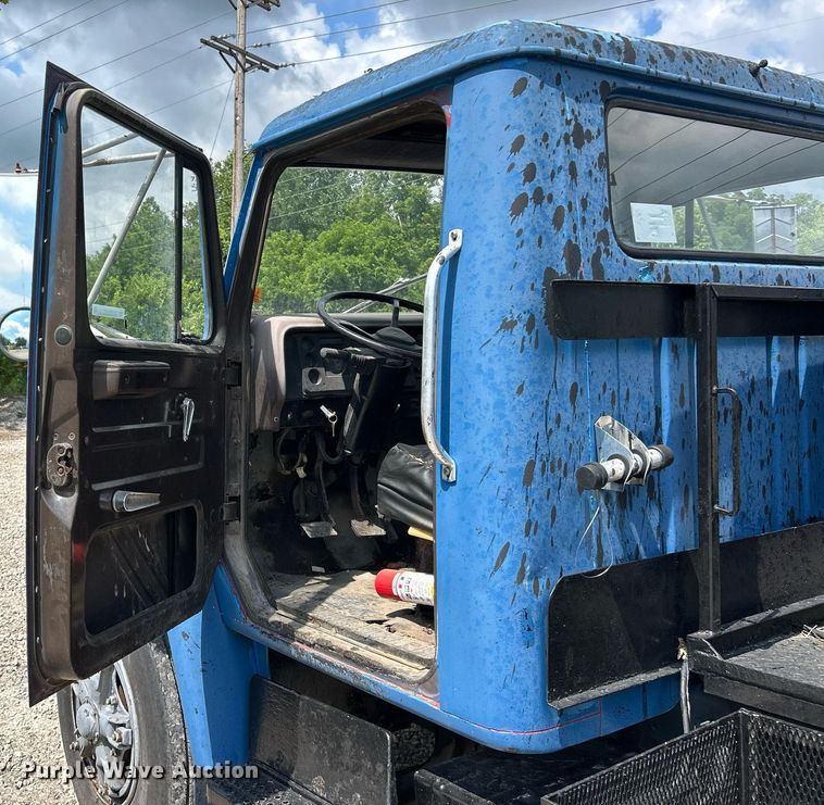 image for item EK8316 1989 International 1734 oil distributor truck