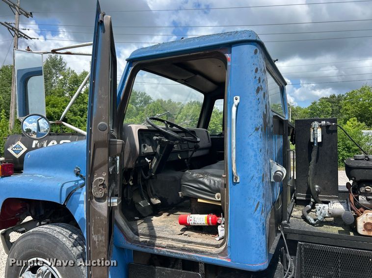 image for item EK8316 1989 International 1734 oil distributor truck