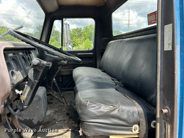 image for item EK8316 1989 International 1734 oil distributor truck