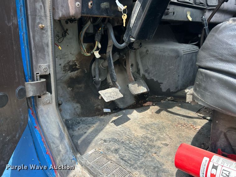 image for item EK8316 1989 International 1734 oil distributor truck