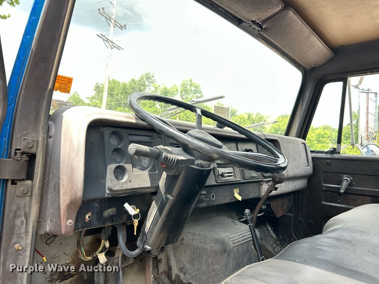 image for item EK8316 1989 International 1734 oil distributor truck