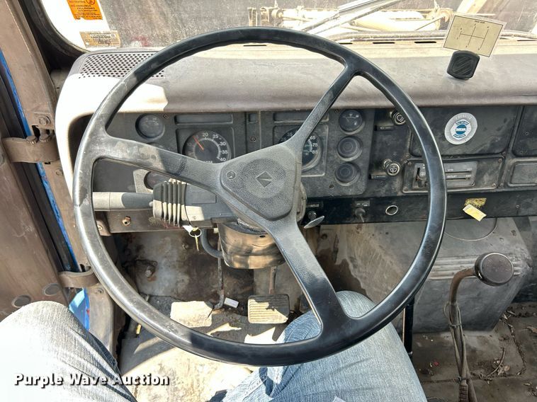 image for item EK8316 1989 International 1734 oil distributor truck