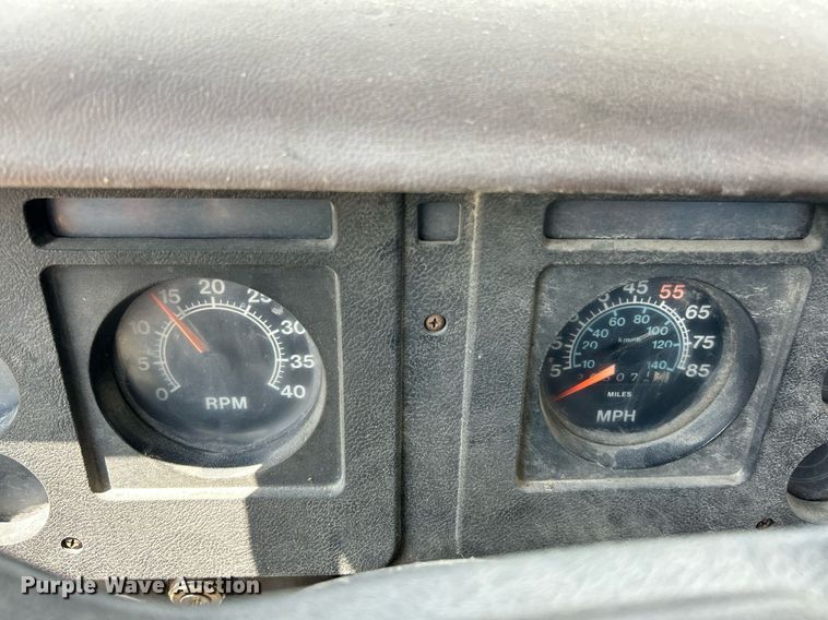 image for item EK8316 1989 International 1734 oil distributor truck