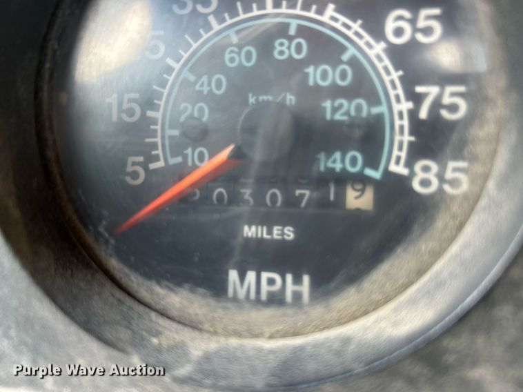 image for item EK8316 1989 International 1734 oil distributor truck