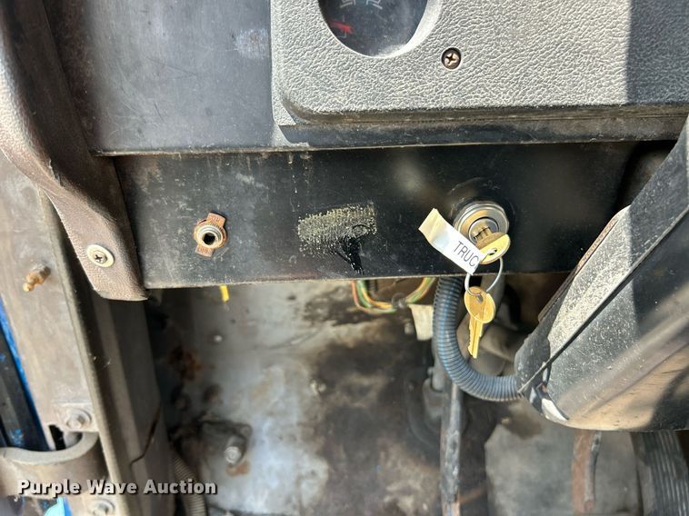 image for item EK8316 1989 International 1734 oil distributor truck