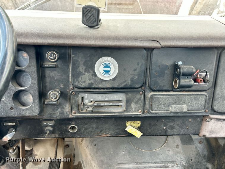 image for item EK8316 1989 International 1734 oil distributor truck