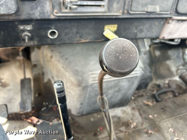 image for item EK8316 1989 International 1734 oil distributor truck