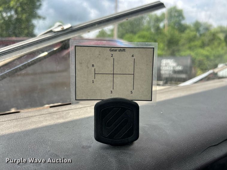 image for item EK8316 1989 International 1734 oil distributor truck