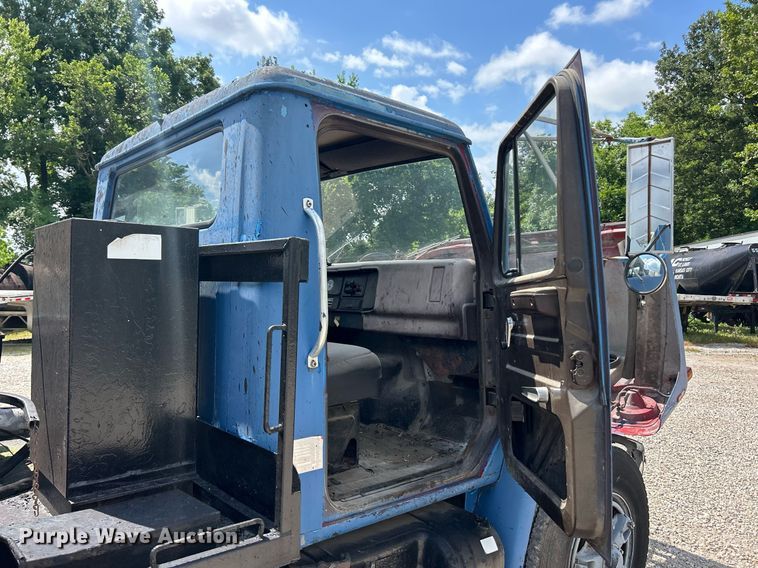 image for item EK8316 1989 International 1734 oil distributor truck