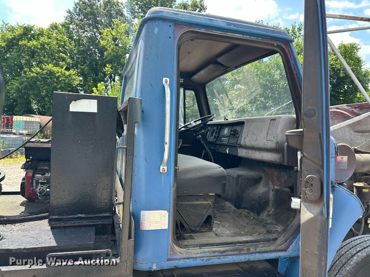 image for item EK8316 1989 International 1734 oil distributor truck