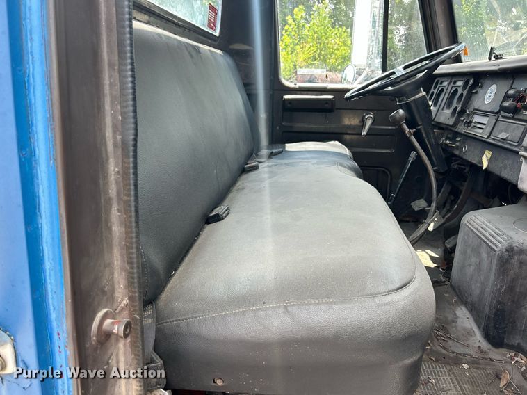 image for item EK8316 1989 International 1734 oil distributor truck