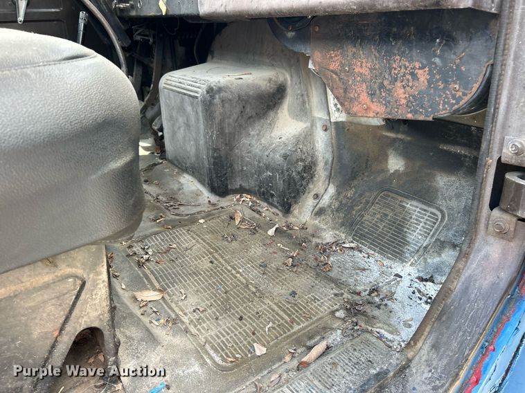 image for item EK8316 1989 International 1734 oil distributor truck