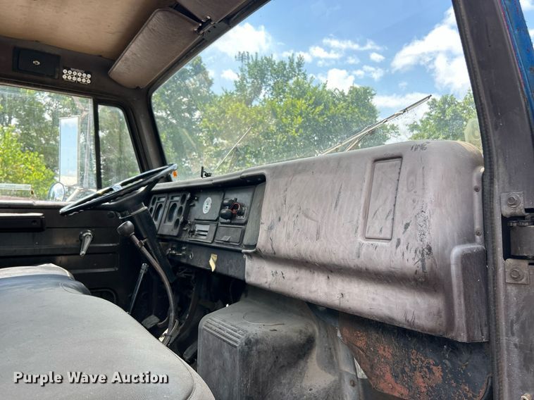 image for item EK8316 1989 International 1734 oil distributor truck