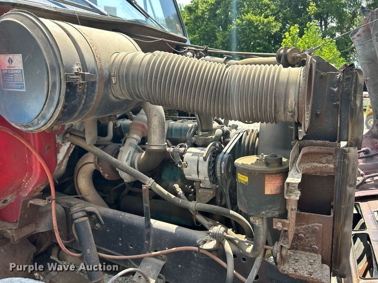 image for item EK8316 1989 International 1734 oil distributor truck