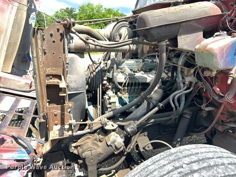 image for item EK8316 1989 International 1734 oil distributor truck