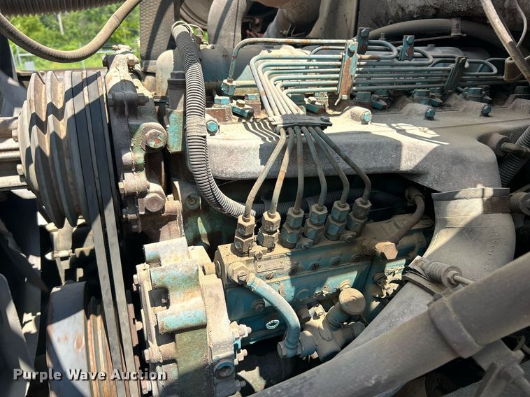 image for item EK8316 1989 International 1734 oil distributor truck