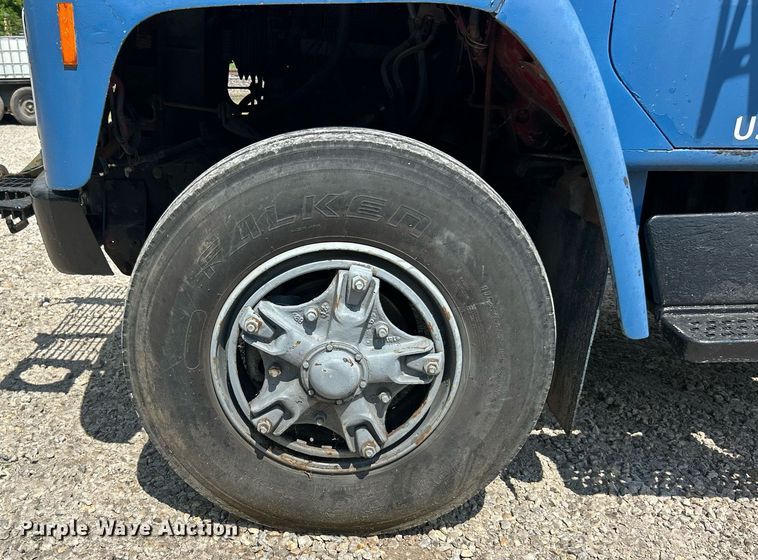 image for item EK8316 1989 International 1734 oil distributor truck