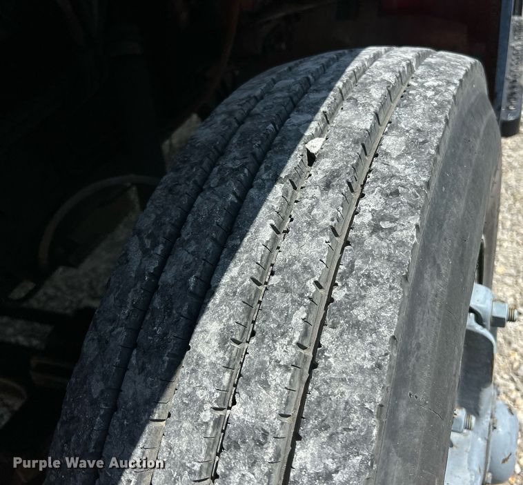 image for item EK8316 1989 International 1734 oil distributor truck