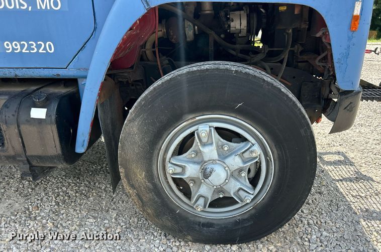 image for item EK8316 1989 International 1734 oil distributor truck