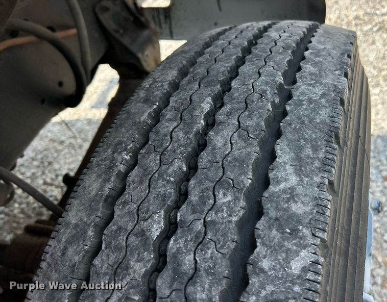 image for item EK8316 1989 International 1734 oil distributor truck