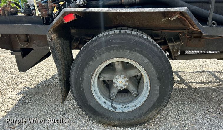 image for item EK8316 1989 International 1734 oil distributor truck