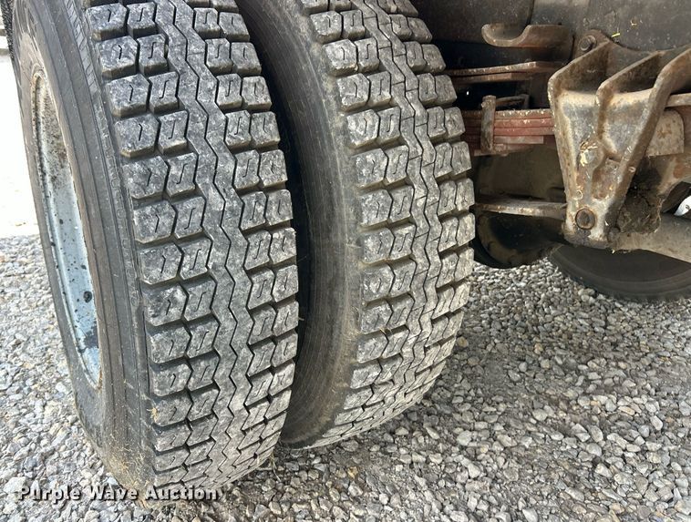 image for item EK8316 1989 International 1734 oil distributor truck