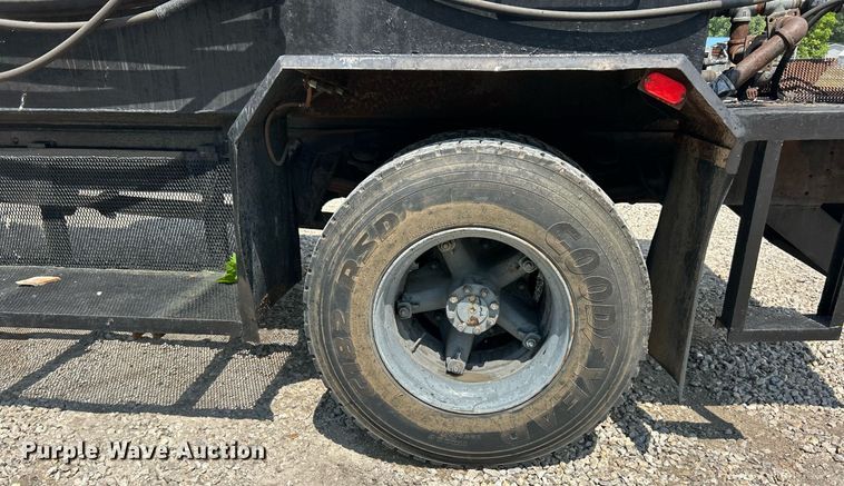 image for item EK8316 1989 International 1734 oil distributor truck