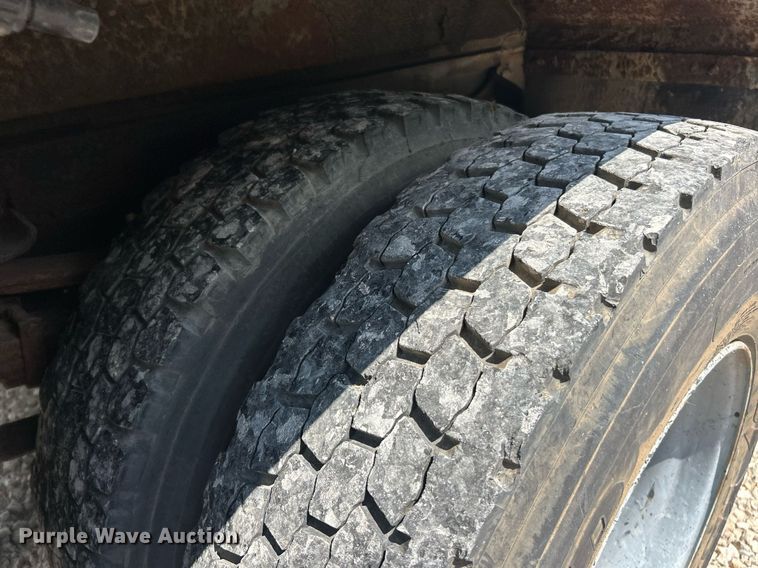 image for item EK8316 1989 International 1734 oil distributor truck