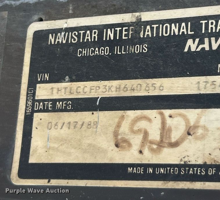 image for item EK8316 1989 International 1734 oil distributor truck