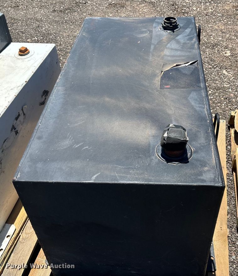 image for item EL6073 (4) auxiliary fuel tanks