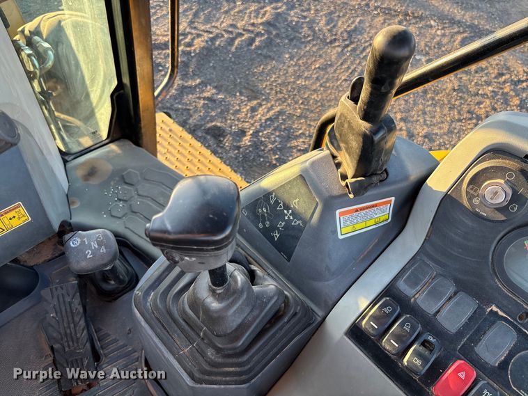 image for item EL6079 2018 Caterpillar 415F2 IL landscape tractor