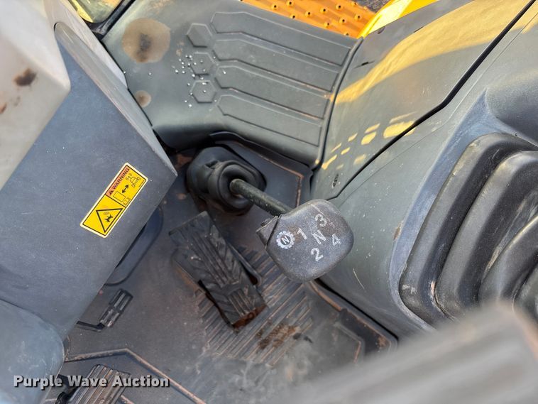 image for item EL6079 2018 Caterpillar 415F2 IL landscape tractor