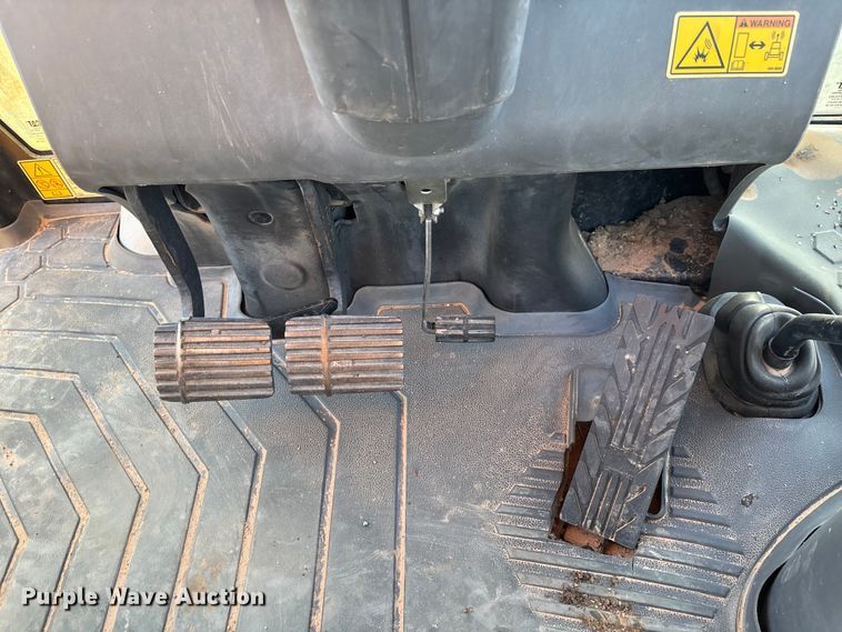 image for item EL6079 2018 Caterpillar 415F2 IL landscape tractor