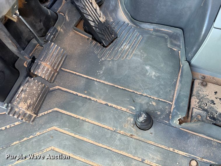 image for item EL6082 2018 Caterpillar 415F2 IL landscape tractor