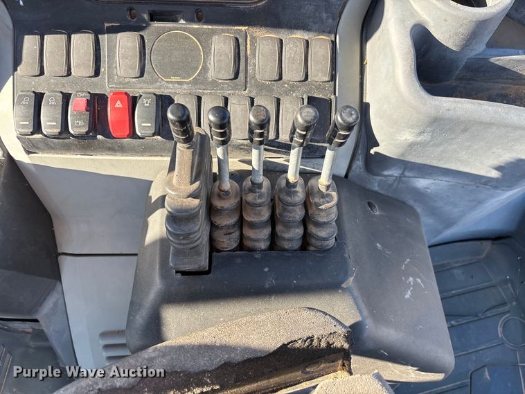 image for item EL6082 2018 Caterpillar 415F2 IL landscape tractor