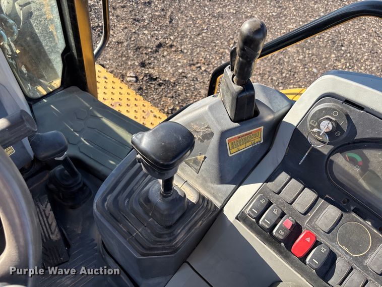 image for item EL6082 2018 Caterpillar 415F2 IL landscape tractor