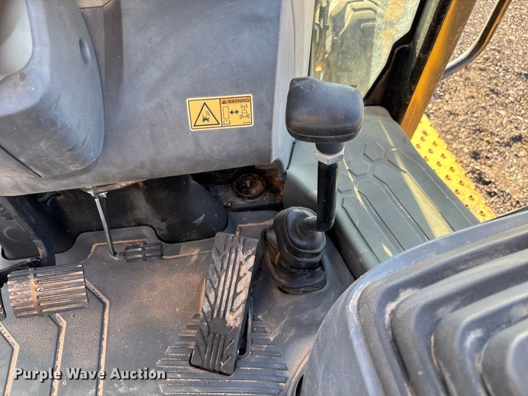 image for item EL6082 2018 Caterpillar 415F2 IL landscape tractor