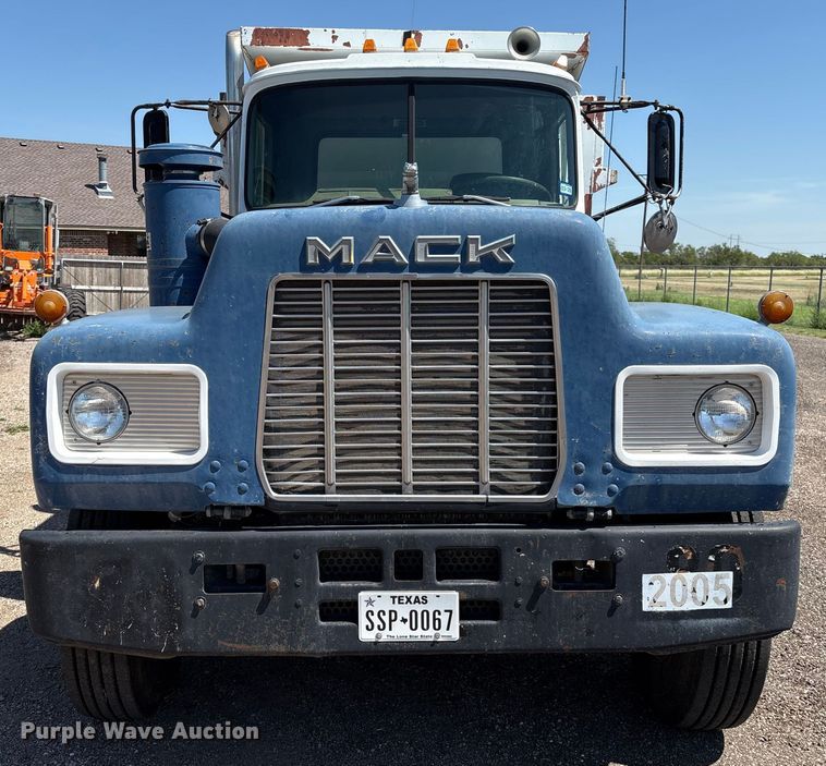 image for item EM0512 1984 Mack R686ST dump truck