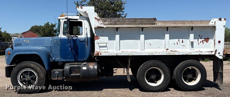 image for item EM0512 1984 Mack R686ST dump truck