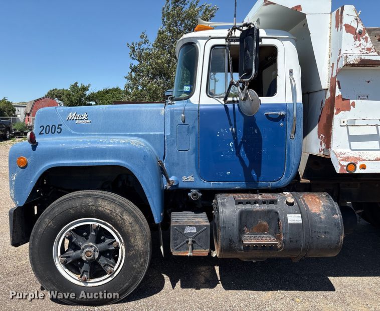 image for item EM0512 1984 Mack R686ST dump truck